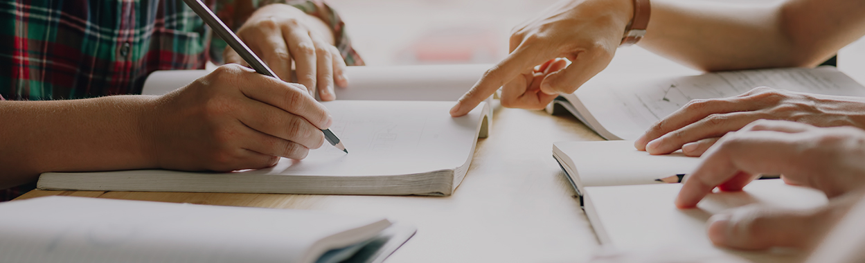 책상 위에 책과 연필